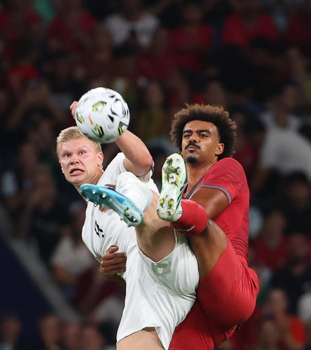 Der Norweger Erling Haaland kämpft. 