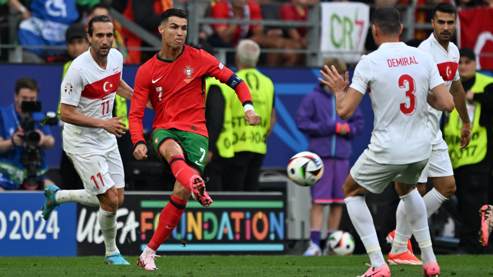 Fußball-EM 2024: Portugals Cristiano Ronaldo (M) in Aktion gegen Yusuf Yazici und Merih Demiral (r) von der Türkei.