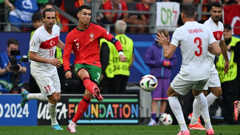 Fußball-EM 2024: Portugals Cristiano Ronaldo (M) in Aktion gegen Yusuf Yazici und Merih Demiral (r) von der Türkei.