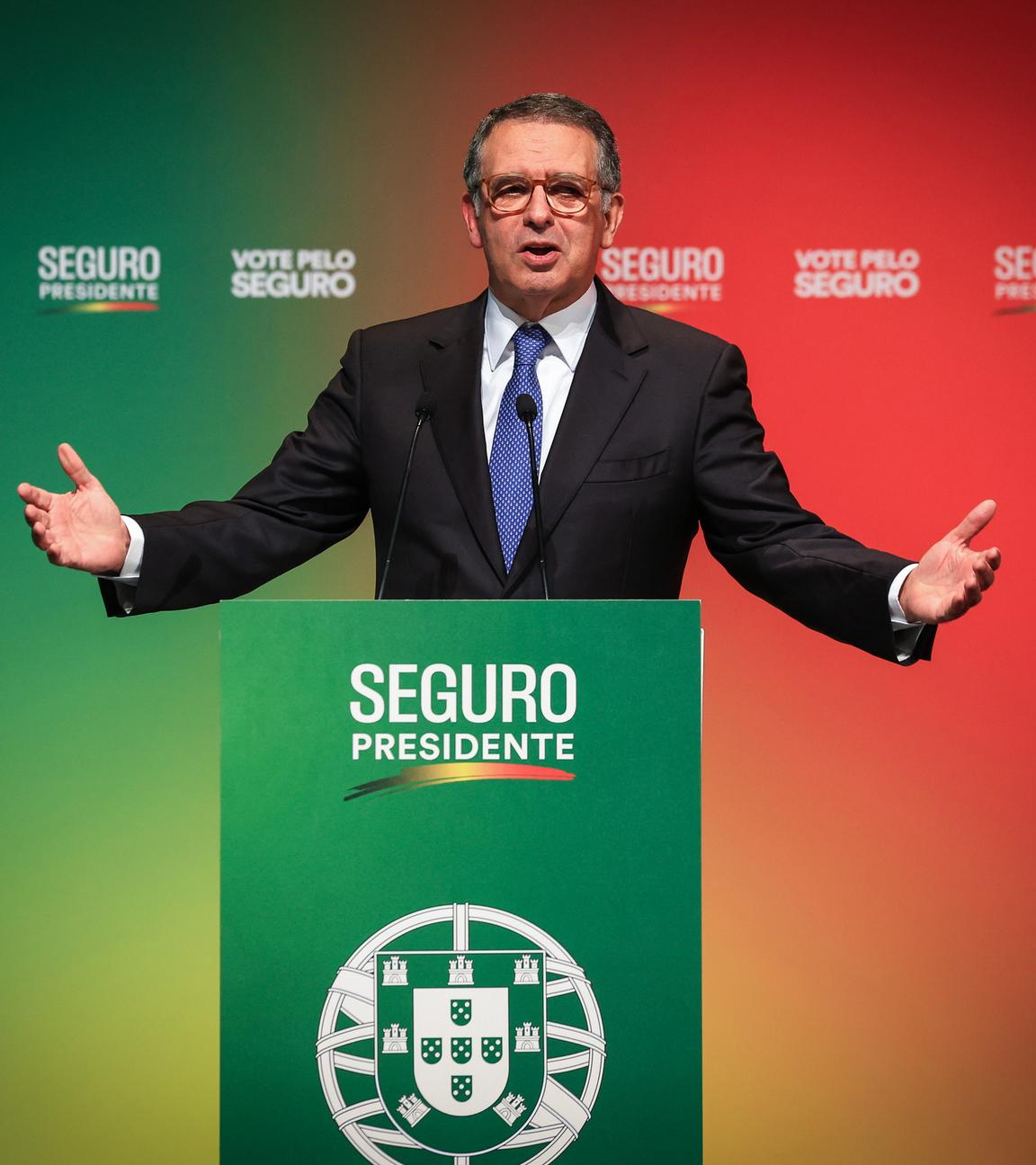 Antonio Jose Seguro, Kandidat der Sozialistischen Partei, spricht zu Anhänger nach der ersten Runde der Präsidentenwahl in Portugal. 