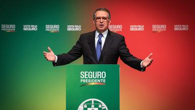 Antonio Jose Seguro, Kandidat der Sozialistischen Partei, spricht zu Anhänger nach der ersten Runde der Präsidentenwahl in Portugal. 