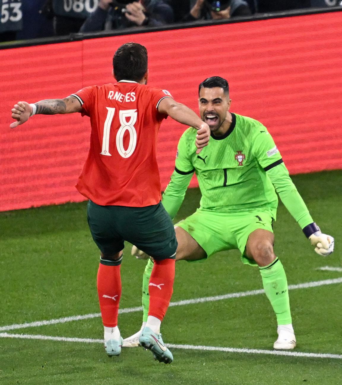 Portugals Ruben Neves und Portugals Torwart Diogo Costa jubeln nach dem Sieg im Elfmeterschießen.