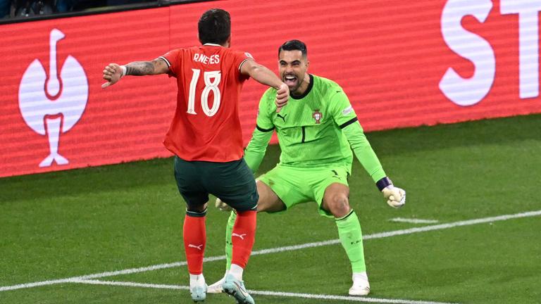 Portugals Ruben Neves und Portugals Torwart Diogo Costa jubeln nach dem Sieg im Elfmeterschießen.