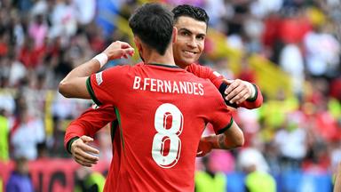 Bruno Fernandes (Portugal) jubelt zusammen mit Cristiano Ronaldo nach seinem Tor zum 0:3.