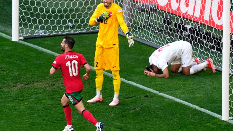 Türkeis Torwart Altay Bayindir und Zeki Celik nach dem Eigentor.