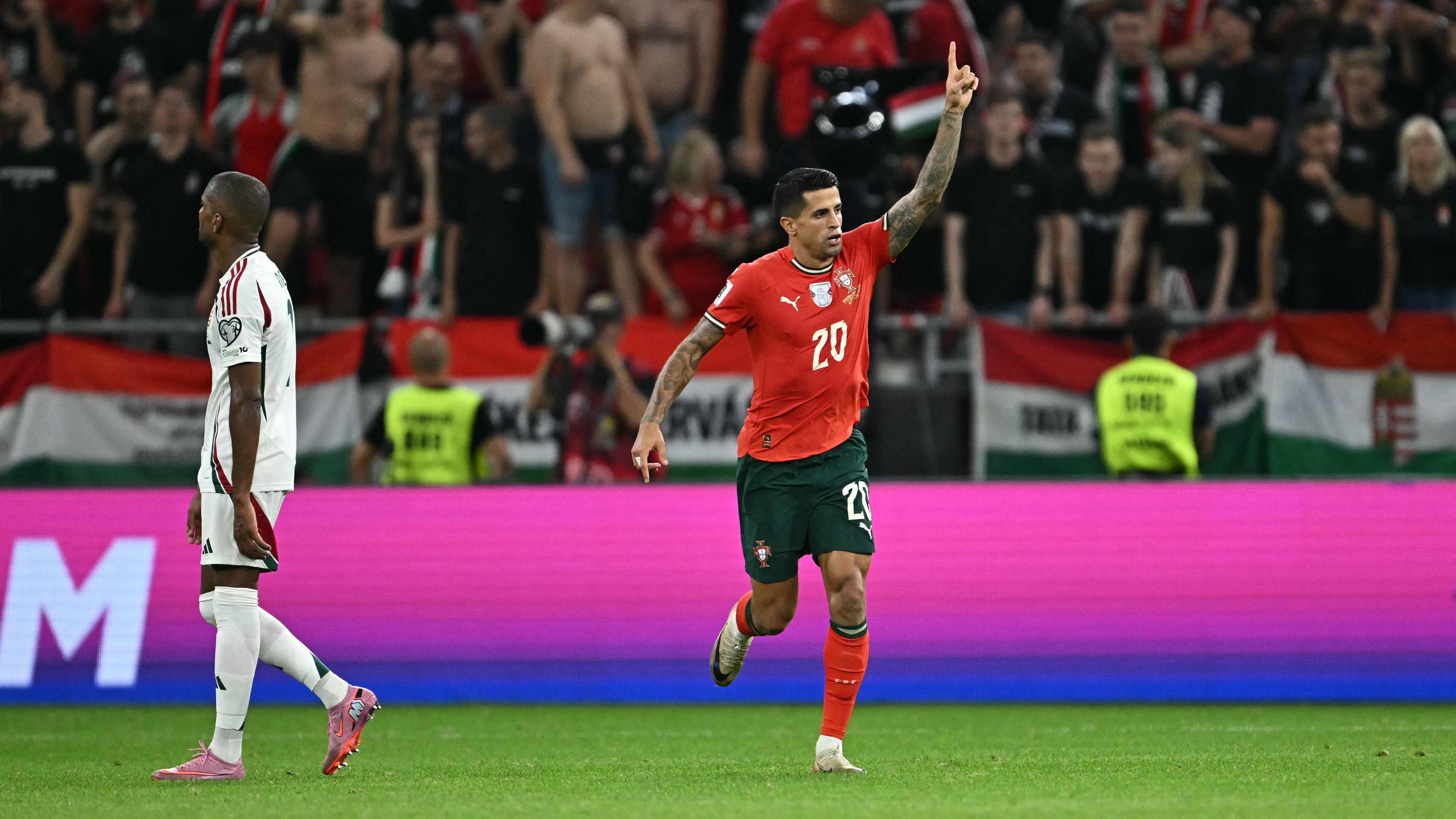 Portugals Joao Cancelo jubelt über seinen Siegtreffer