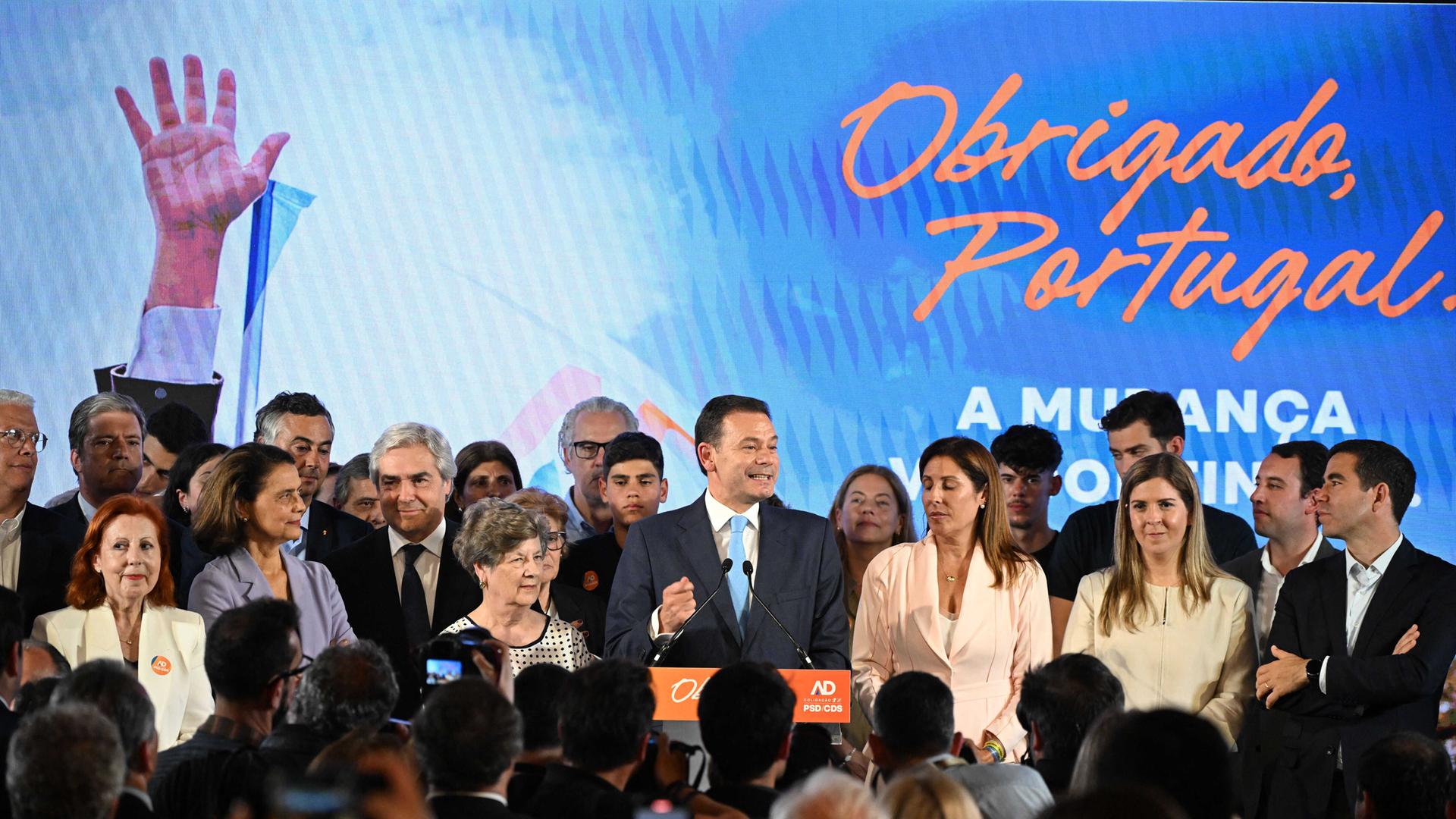 LUIS MONTENEGRO hält in der Wahlnacht eine Siegesrede in Lissabon