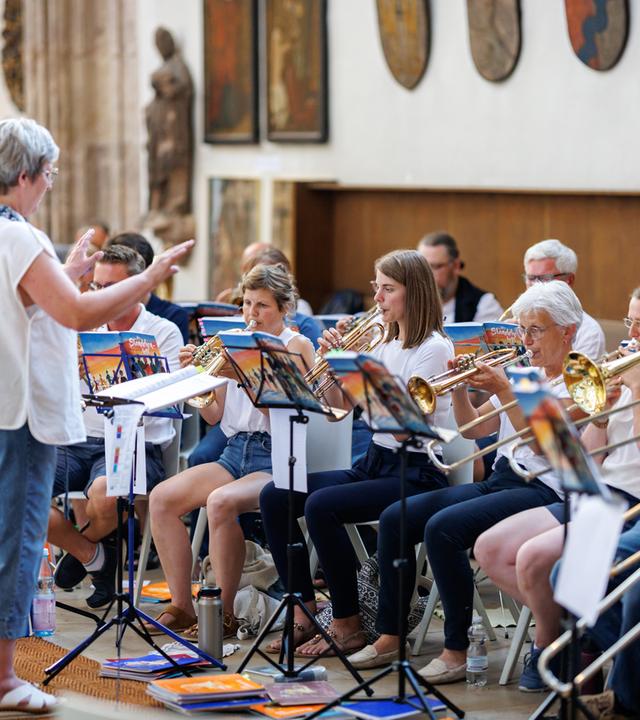Posaunenchöre spielen im Rahmen eines Weltrekordversuchs der Bayerischen Posaunenchöre in der Pfarrkirche St. Jakob. 