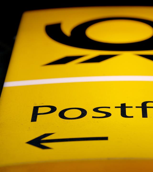 Gelbes Hinweisschild Postfach