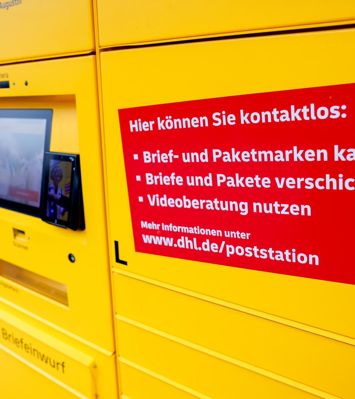 Eine neuartige Poststation, die verschiedene Möglichkeiten zum Empfang und Versand von Briefen und Paketen anbietet, steht in einem Wohngebiet am 08.11.2025 in Sankt Augustin.