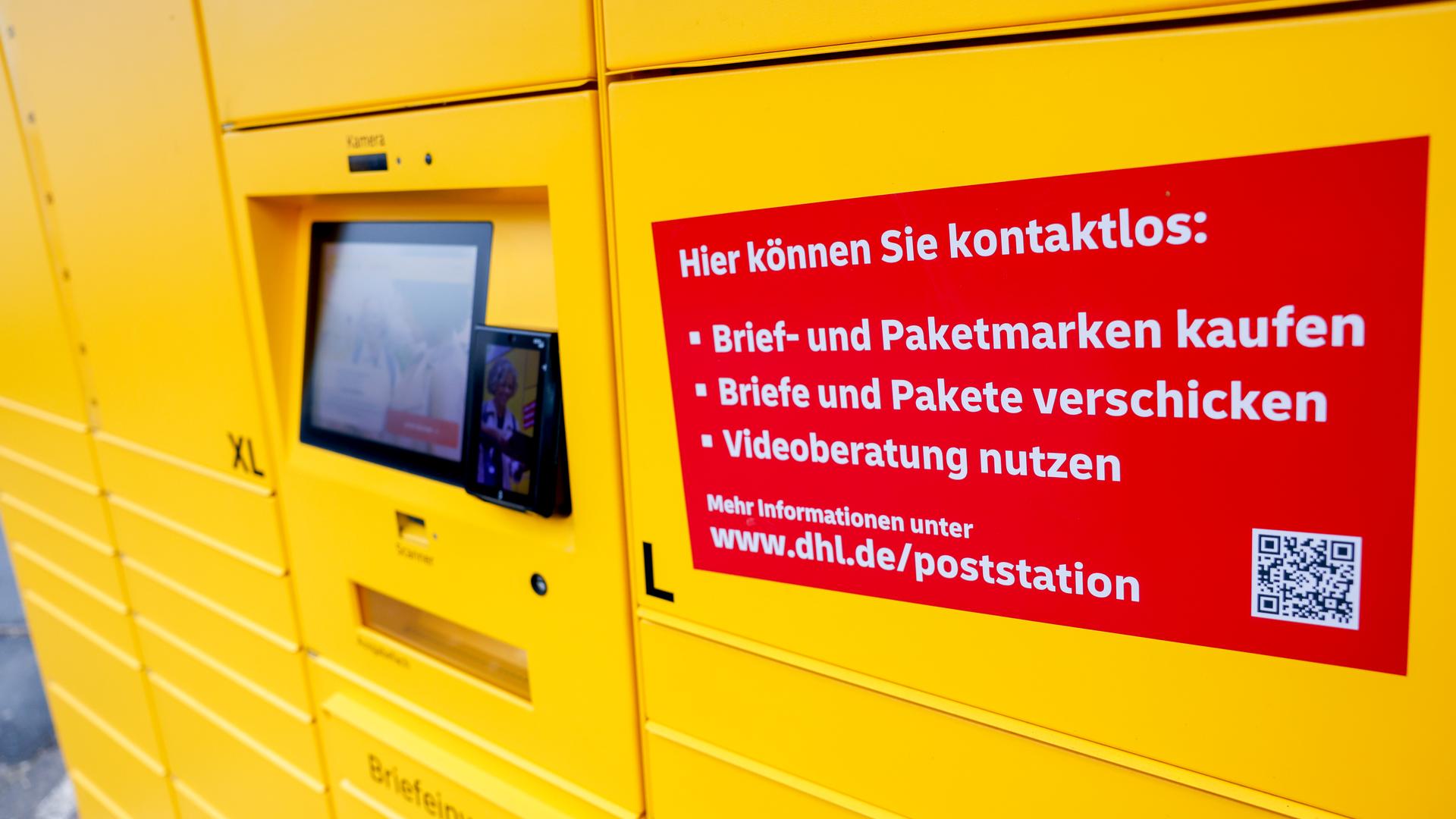 Eine neuartige Poststation, die verschiedene Möglichkeiten zum Empfang und Versand von Briefen und Paketen anbietet, steht in einem Wohngebiet am 08.11.2025 in Sankt Augustin.