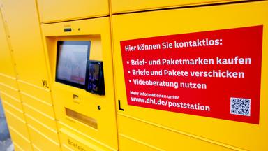 Eine neuartige Poststation, die verschiedene Möglichkeiten zum Empfang und Versand von Briefen und Paketen anbietet, steht in einem Wohngebiet am 08.11.2025 in Sankt Augustin.