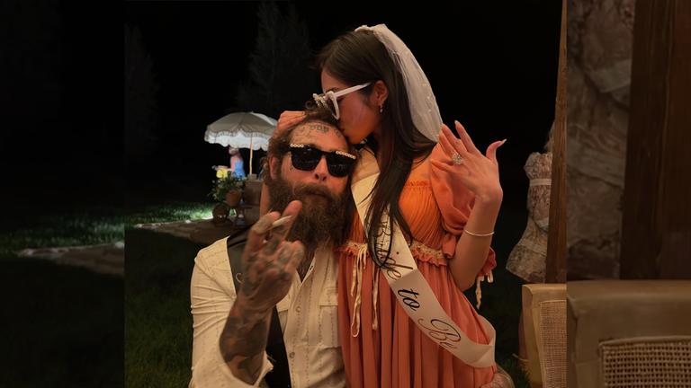 Rapper Post Malone und Stylistin Christy Lee verkünden eng umschlungen ihre Verlobung.