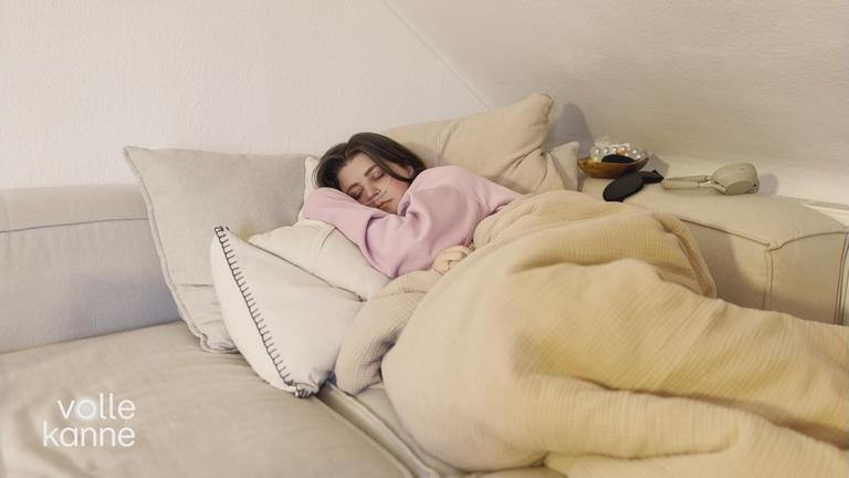 Frau liegt im Bett. Sie leidet am "Post-Vac-Syndrom"