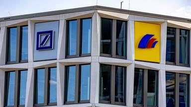 Logo der Deutschen Bank und der Postbank