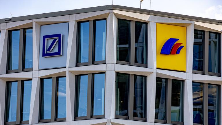 Logo der Deutschen Bank und der Postbank