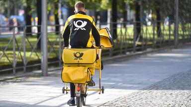 Postbote der Deutschen Post auf Fahrrad (Archivfoto)