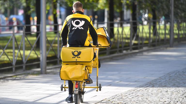 Postbote der Deutschen Post auf Fahrrad (Archivfoto)