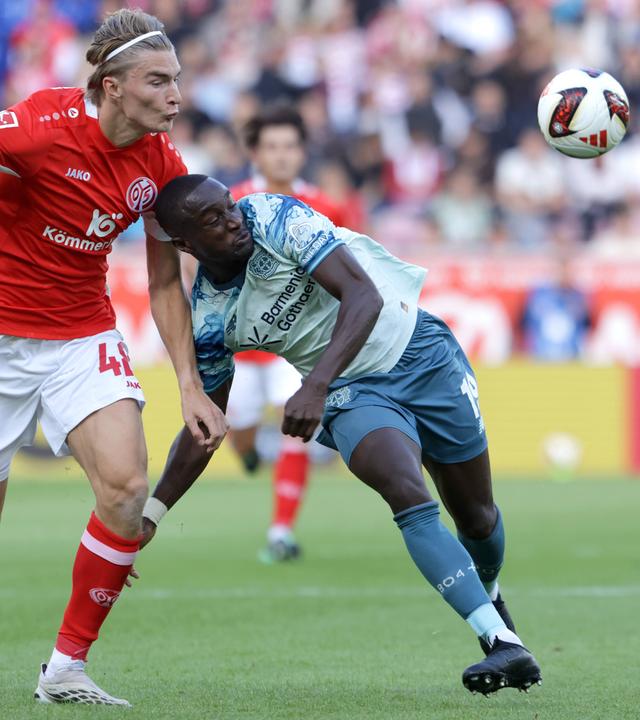 Der Mainzer Innenverteidiger Kacper Potulski reißt seinen Gegenspieler Moussa Diaby im Zweikampf zu Boden