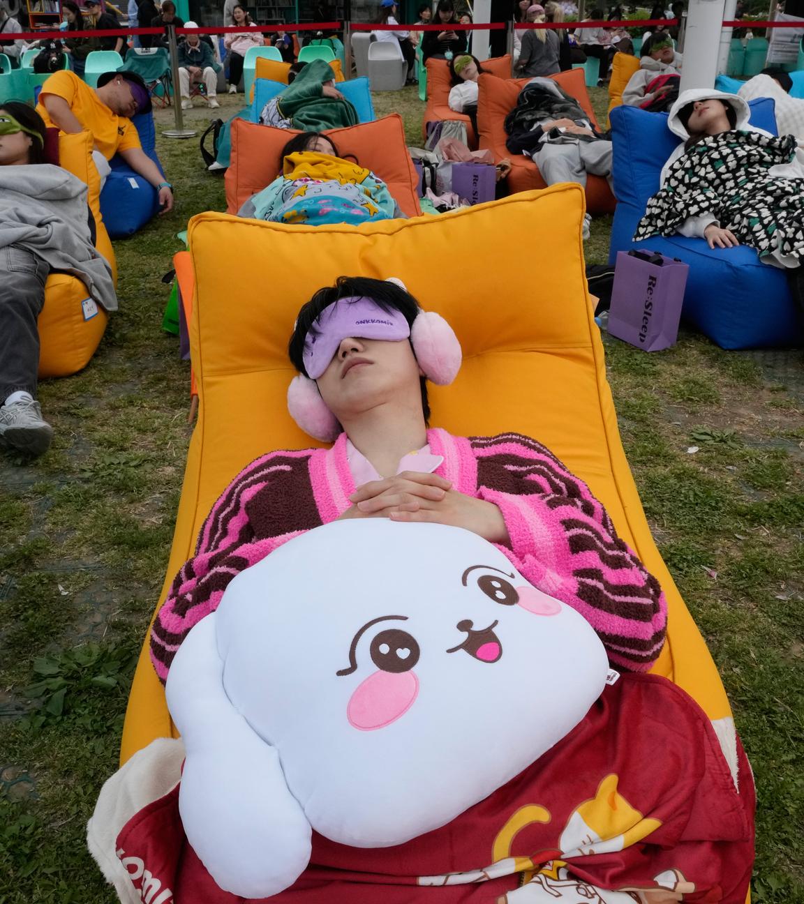 Teilnehmer machen ein Nickerchen während des Hangang Nap-Wettbewerbs 2026 in Seoul, Südkorea