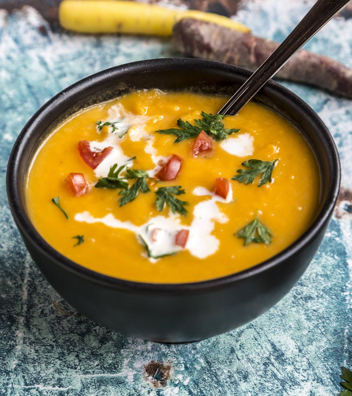 Orange Suppe mtt Gemüse