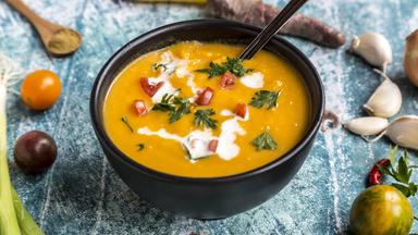 Orange Suppe mtt Gemüse