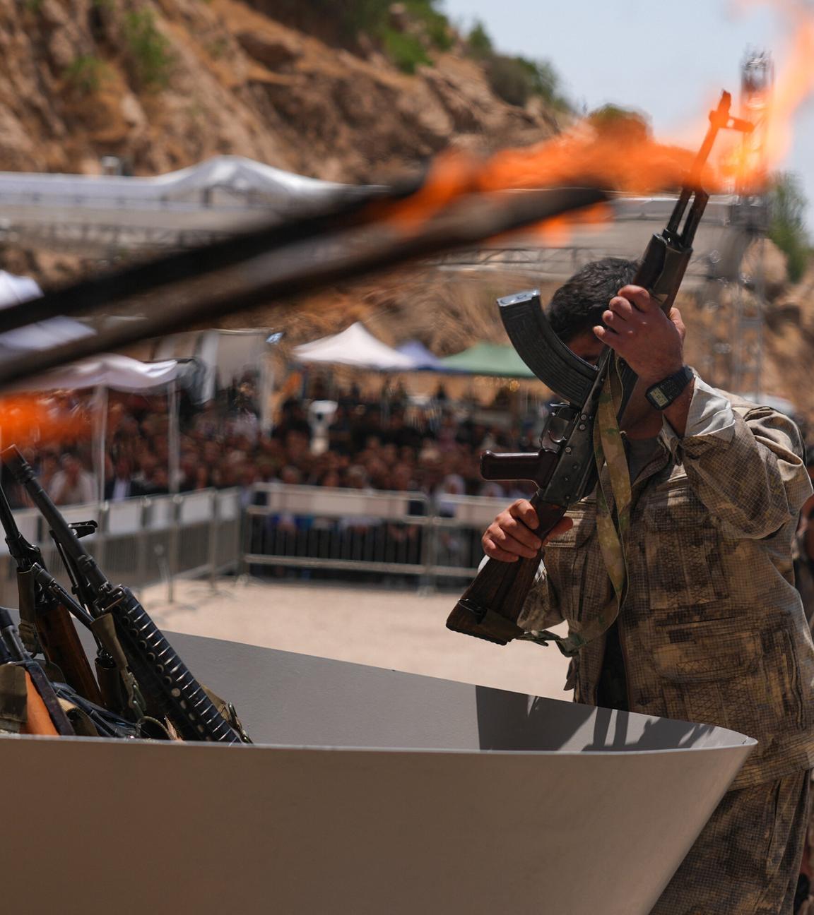 The first group of PKK terrorists, (listed as a terrorist organization by Turkiye, the U.S. and the EU), lays down and destroys their weapons in Sulaymaniyah