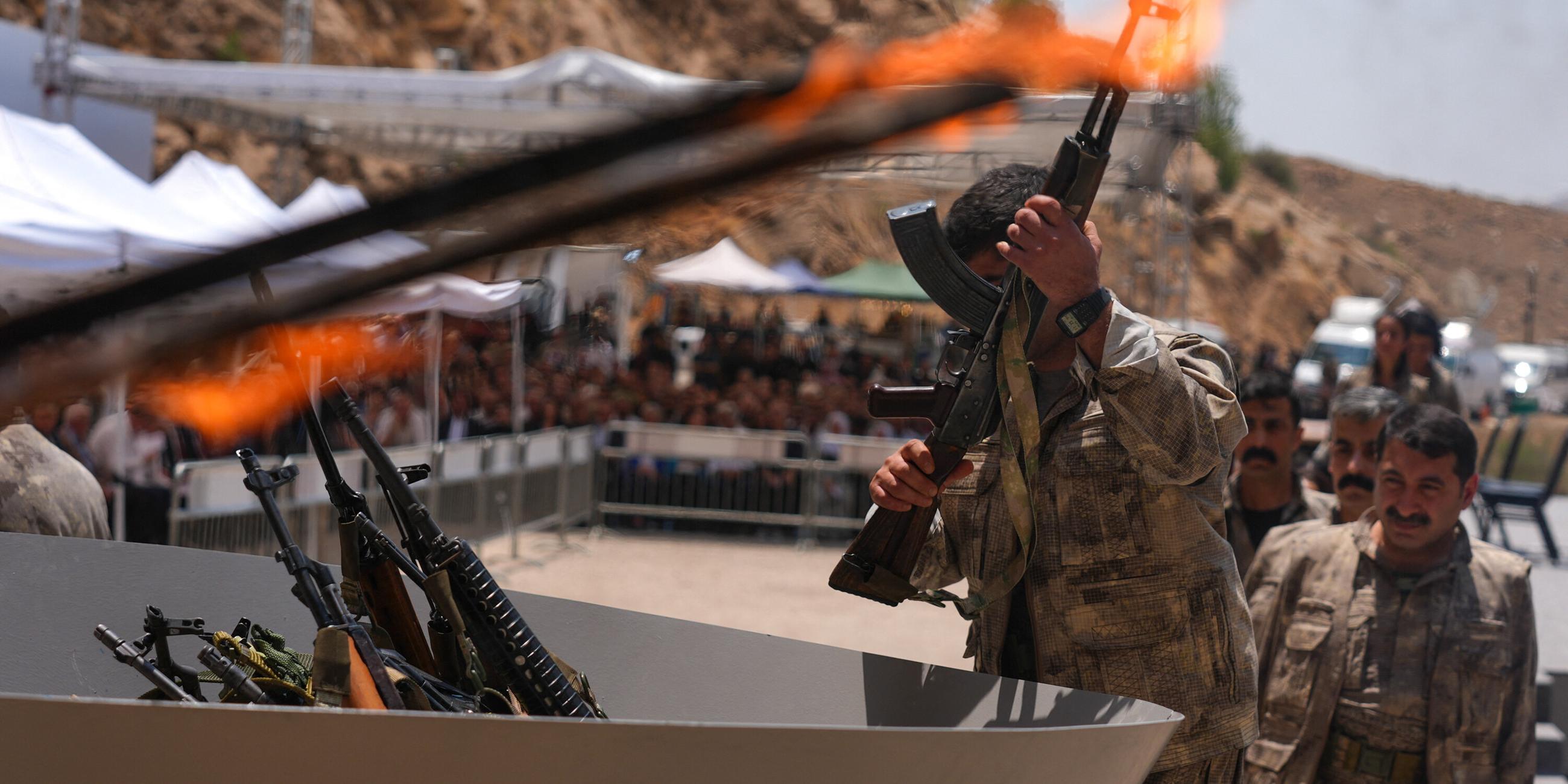 The first group of PKK terrorists, (listed as a terrorist organization by Turkiye, the U.S. and the EU), lays down and destroys their weapons in Sulaymaniyah