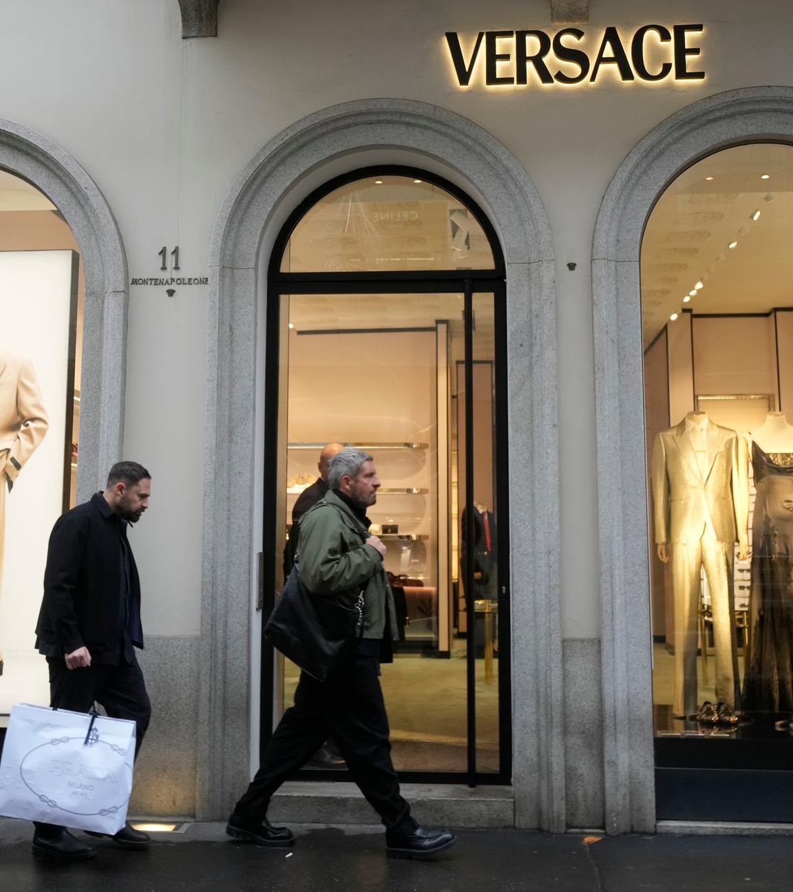 Passanten laufen an einer Versace-Filiale vorbei.