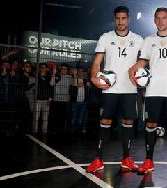 Emre Can, Lukas Podolski und Jonas Hector (v.l.) in den neuen Trikots der deutschen Nationalmannschaft 2015