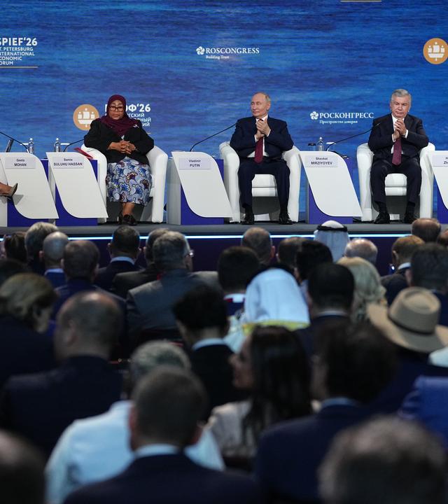 Russlands Präsident Putin und weitere Teilnehmer des Wirtschaftsforums in St. Petersurg.