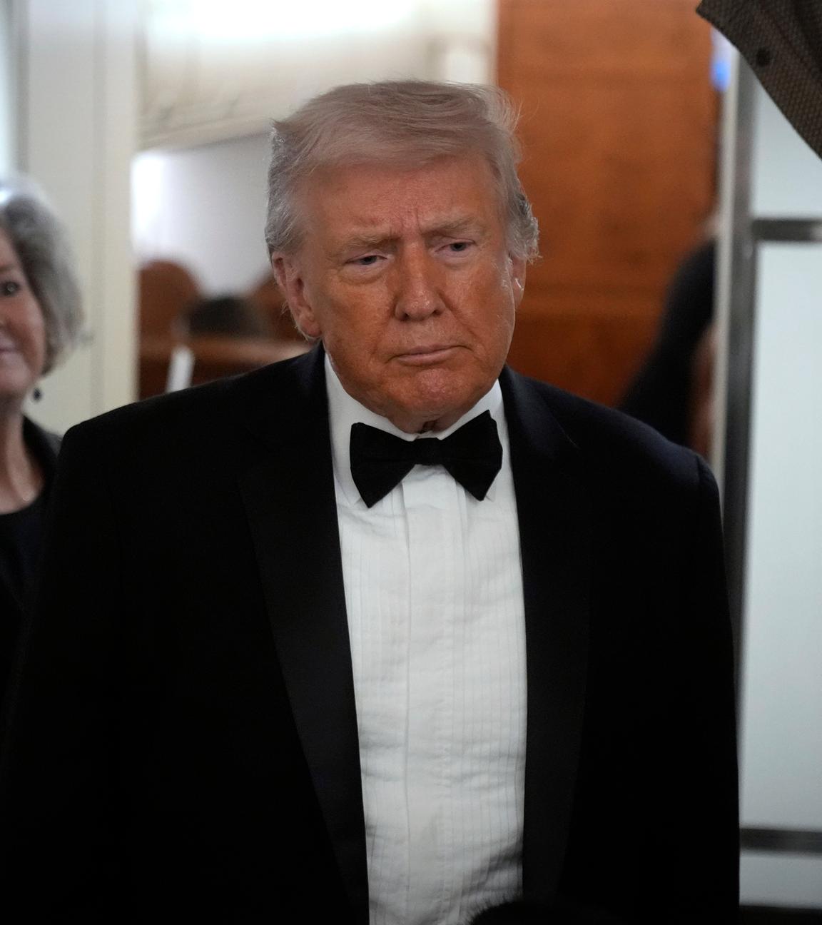 US-Präsident Donald Trump spricht mit Reportern an Bord der Air Force One auf seinem Flug von der Joint Base Andrews nach West Palm Beach. 