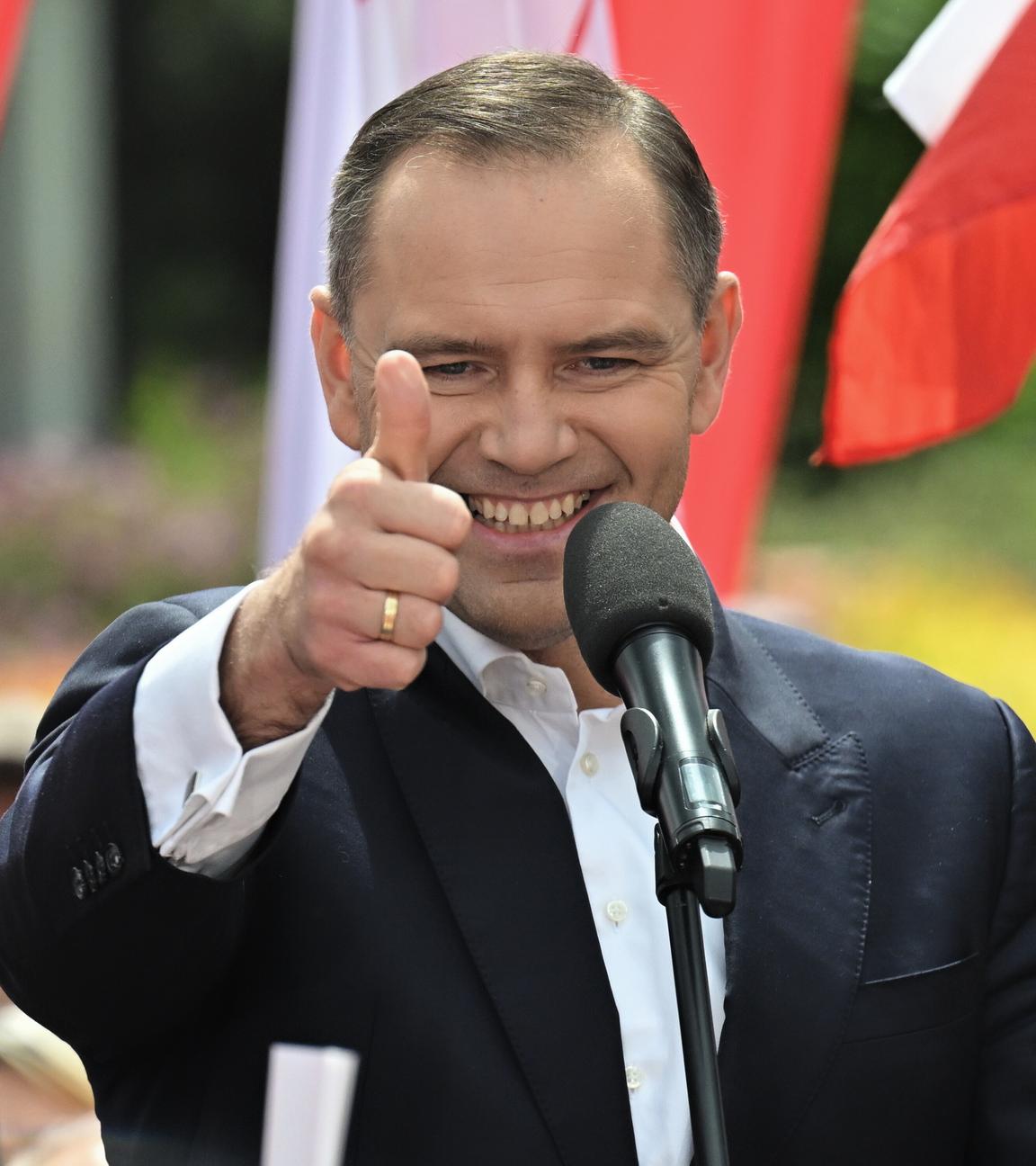 Karol Nawrocki, Leiter des Instituts des Nationalen Gedenkens (IPN) und Kandidat bei den Präsidentschaftswahlen 2025, bei einem Treffen mit Anwohnern in Kielce. 