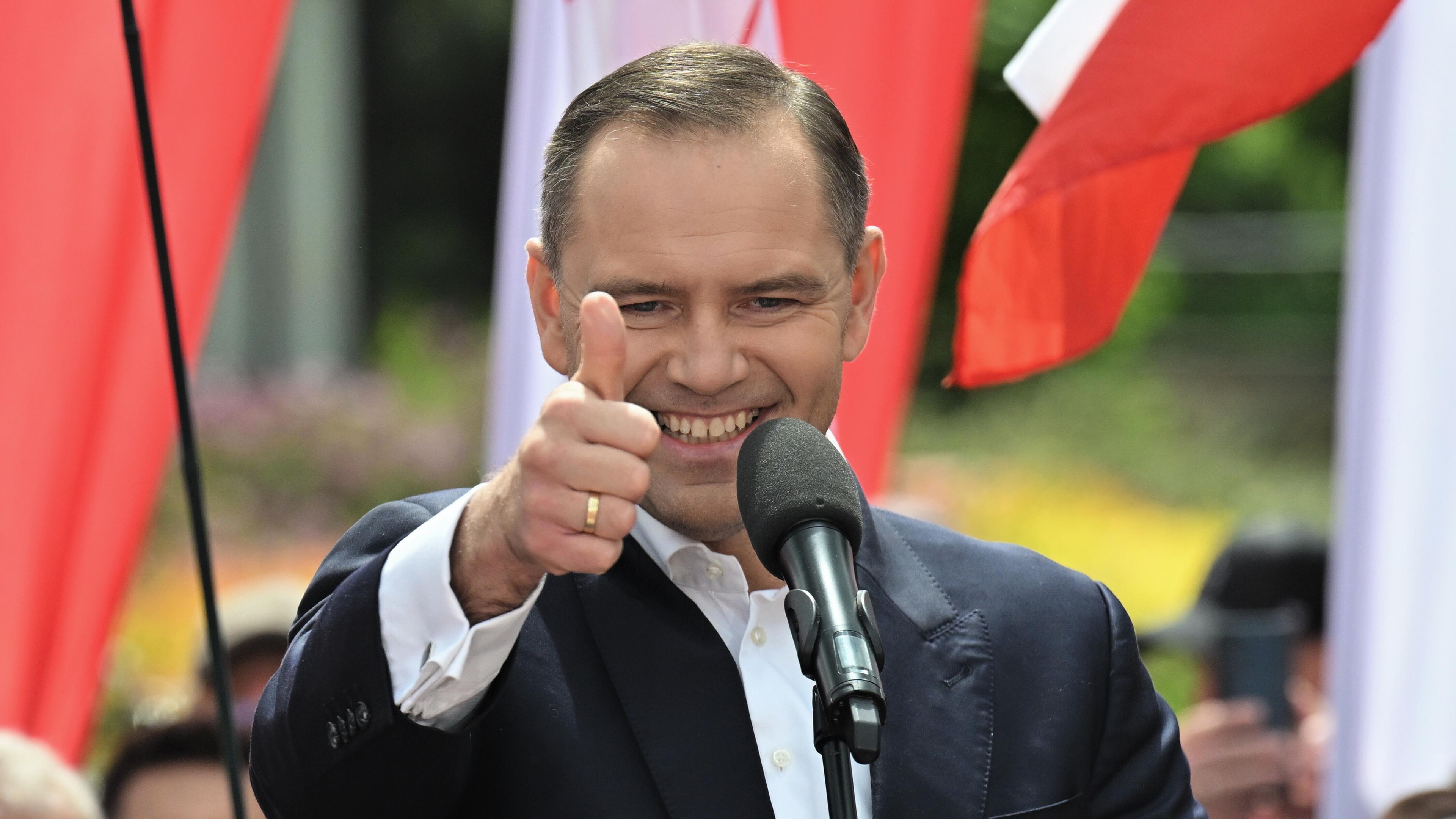 Karol Nawrocki, Leiter des Instituts des Nationalen Gedenkens (IPN) und Kandidat bei den Präsidentschaftswahlen 2025, bei einem Treffen mit Anwohnern in Kielce. 