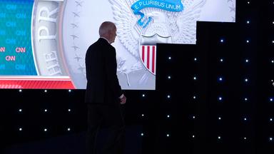 Joe Biden verlässt die Bühne während der Pause einer von CNN veranstalteten Präsidentschaftsdebatte mit  Donald Trump am Donnerstag, 27.06.2024, in Atlanta.