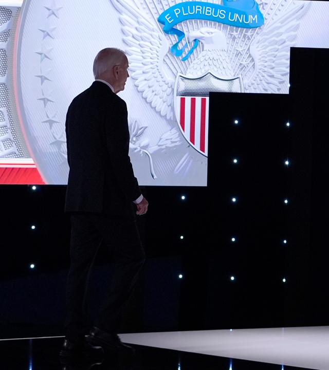Joe Biden verlässt die Bühne während der Pause einer von CNN veranstalteten Präsidentschaftsdebatte mit  Donald Trump am Donnerstag, 27.06.2024, in Atlanta.