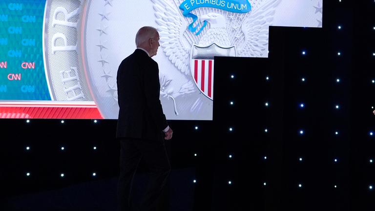 Joe Biden verlässt die Bühne während der Pause einer von CNN veranstalteten Präsidentschaftsdebatte mit  Donald Trump am Donnerstag, 27.06.2024, in Atlanta.