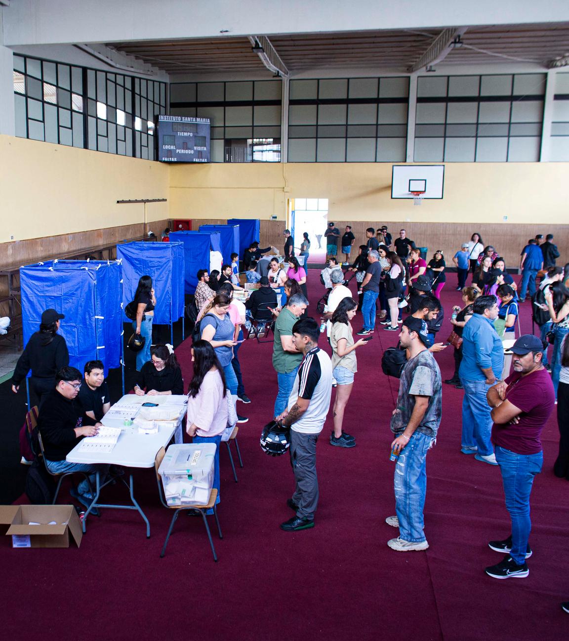 In Antofagasta, Chile, stehen Menschen Schlange, um während der chilenischen Parlamentswahlen ihre Stimme abzugeben.