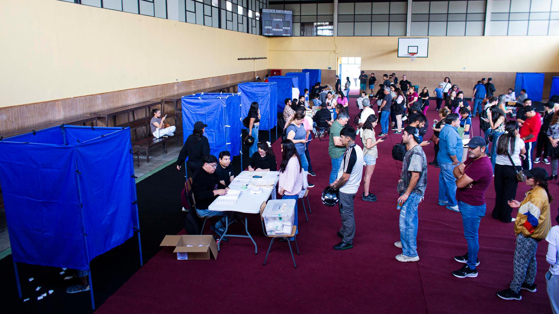 In Antofagasta, Chile, stehen Menschen Schlange, um während der chilenischen Parlamentswahlen ihre Stimme abzugeben.