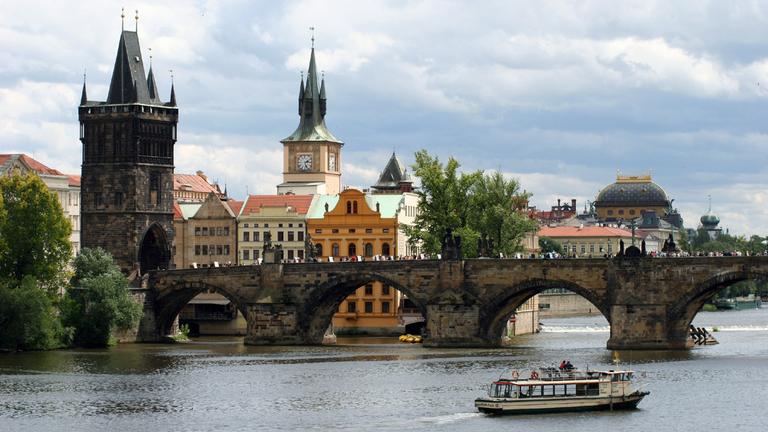 Die Karlsbrücke in Prag, Tschechien.