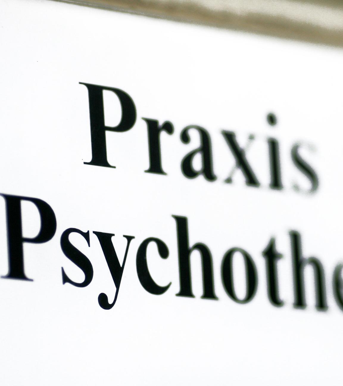 Ein Schild "Praxis für Psychotherapie"