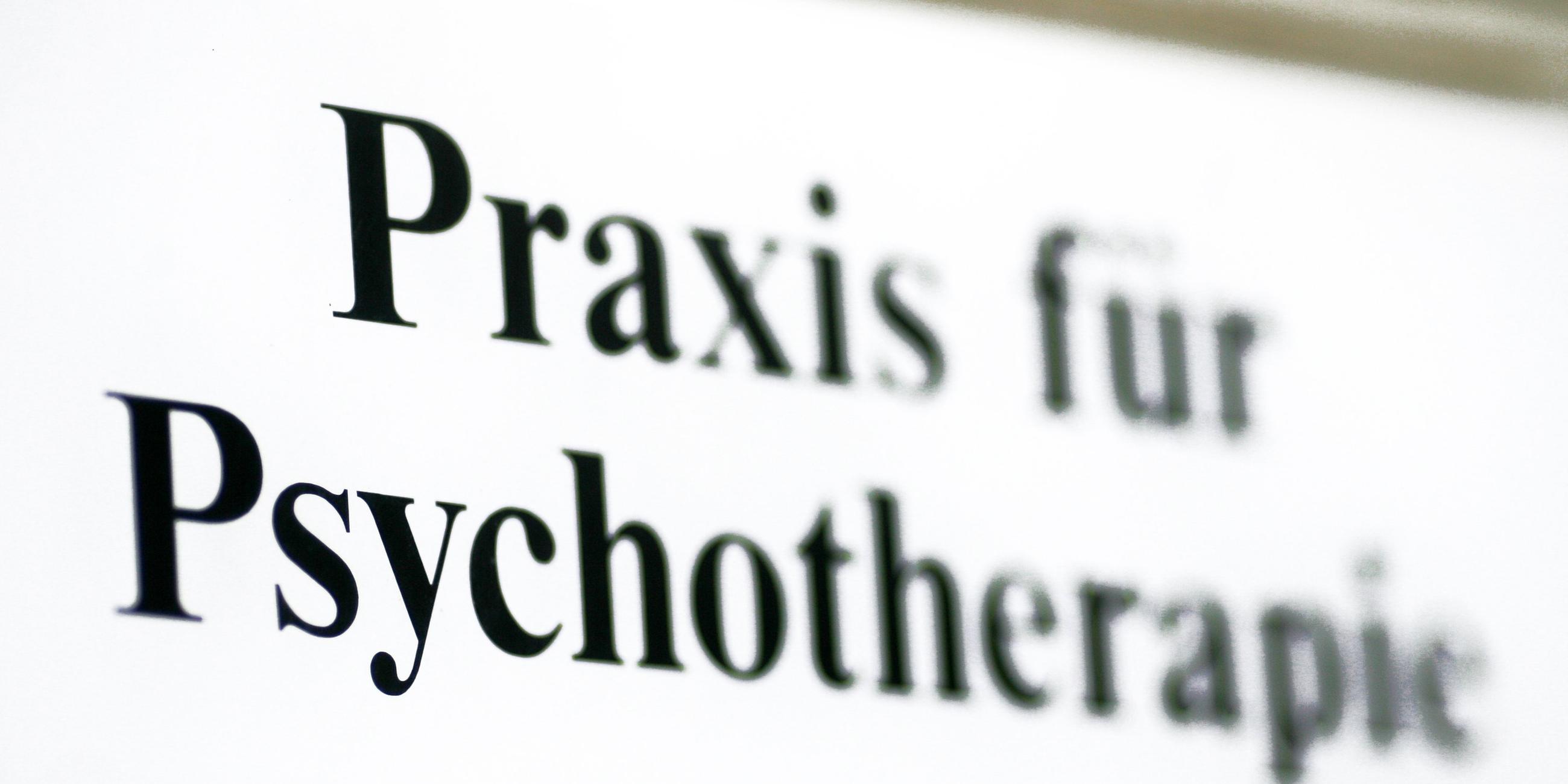 Ein Schild "Praxis für Psychotherapie"