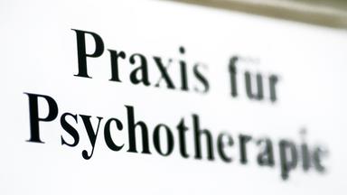 Ein Schild "Praxis für Psychotherapie"