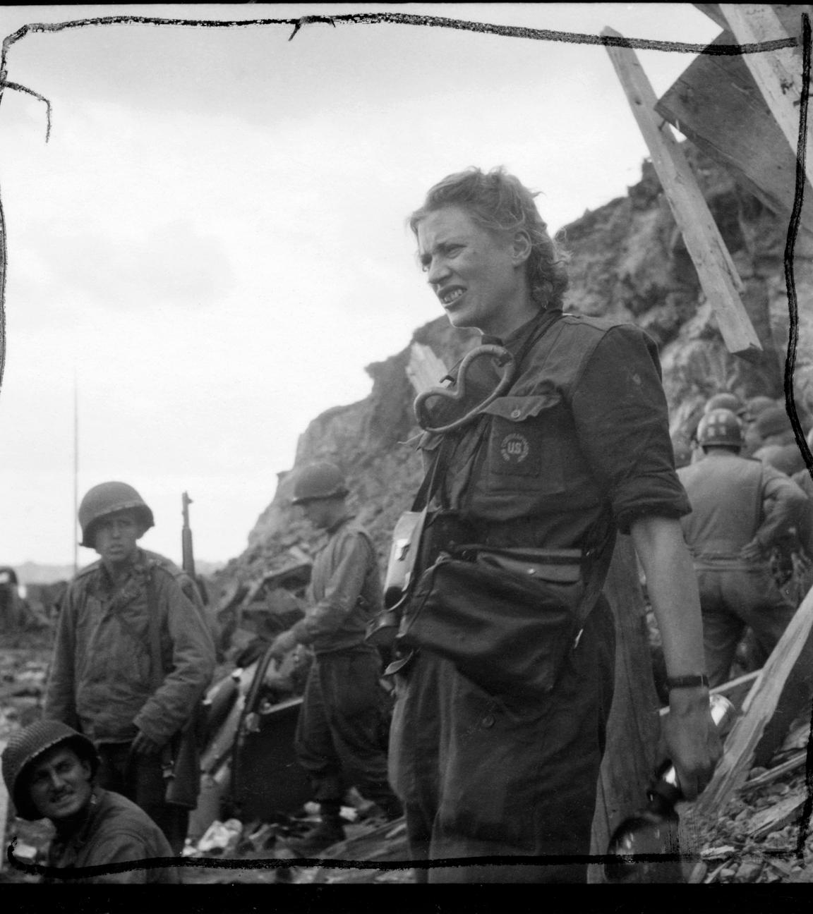 „Lee Miller – Supermodell und Kriegsfotografin": Lee Miller als Kriegsfotografin in der Festung St. Malo 1944 (Historisches SW-Foto)