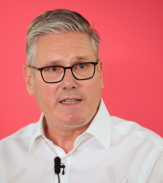 Premier-Minister Keir Starmer vor rotem Hintergrund