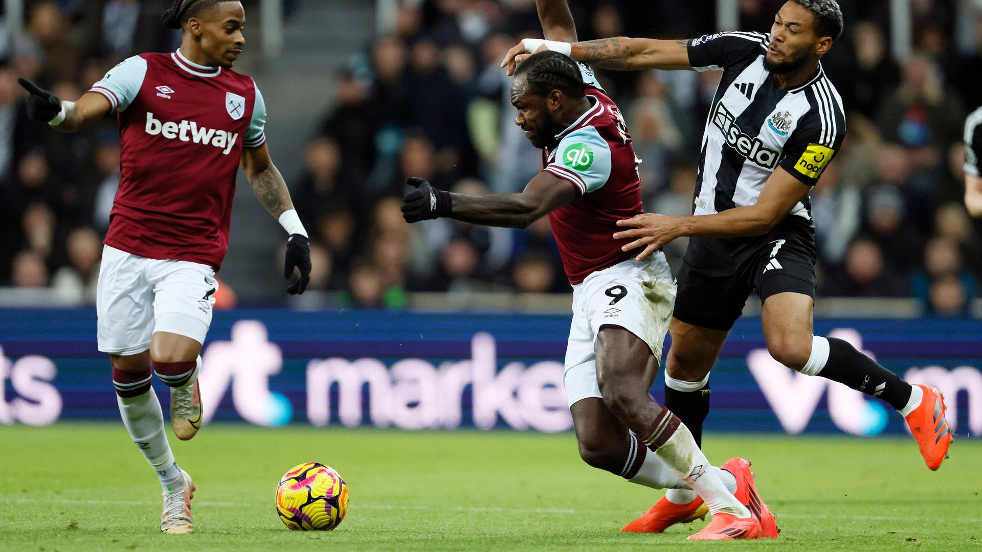 Premier League, Newcastle United - West Ham United: Lloyd Kelly (Newcastle United / rechts) bedrängt Michail Antonio (West Ham United).
