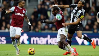 Premier League, Newcastle United - West Ham United: Lloyd Kelly (Newcastle United / rechts) bedrängt Michail Antonio (West Ham United).