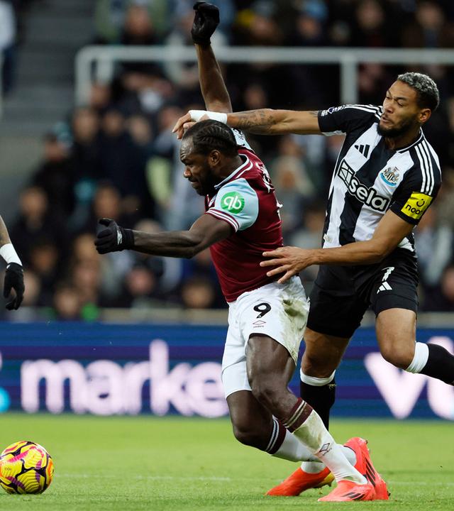 Premier League, Newcastle United - West Ham United: Lloyd Kelly (Newcastle United / rechts) bedrängt Michail Antonio (West Ham United).