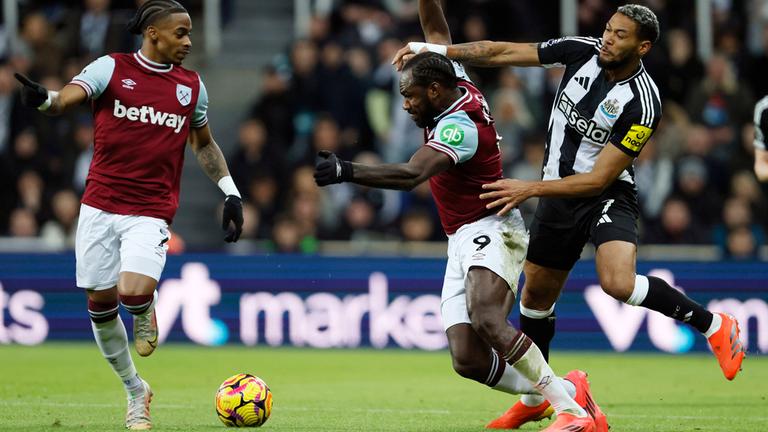 Premier League, Newcastle United - West Ham United: Lloyd Kelly (Newcastle United / rechts) bedrängt Michail Antonio (West Ham United).