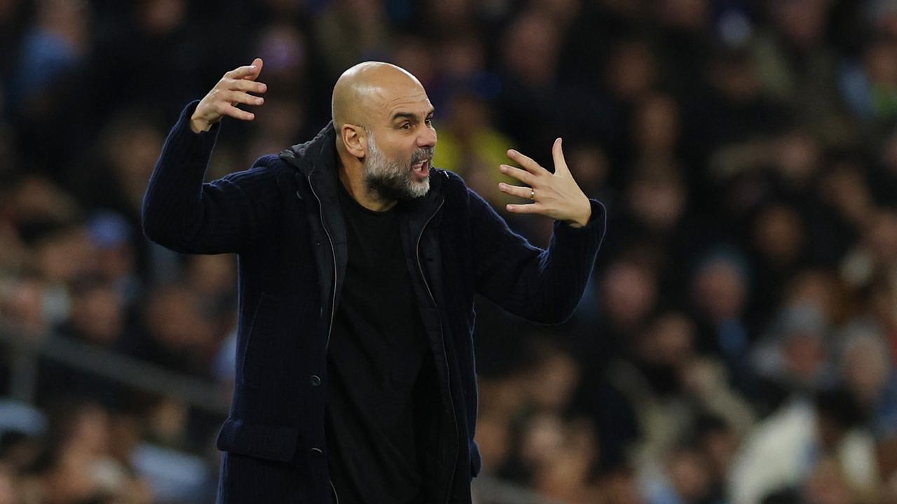 Pep Guardiola, der Trainer von Manchester City, steht niedergeschlagen neben dem Spielfeld.